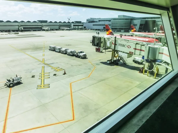 Miami, USA - 28 aprile 2018: vista dell'aeroporto di Miami a Miami, Florida, USA in mostra alcuni dei suoi moli con molti aerei che caricano e scaricano passeggeri — Foto Stock