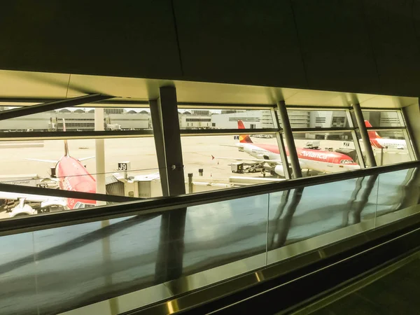 Miami, EUA - 28 de abril de 2018: vista do Aeroporto de Miami, em Miami, Flórida, EUA, mostrando algumas de suas docas com muitos aviões carregando e descarregando passageiros — Fotografia de Stock