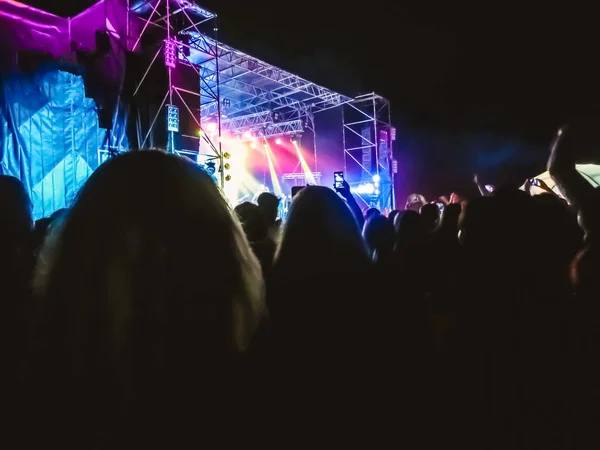 Menigte verhogen hun handen en genieten van groot festival feest of concert. — Stockfoto