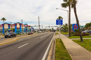 Kakao beach, Florida, Amerika Birleşik Devletleri - 29 Nisan 2018: mağazalar, restoranlar ve oteller ile orta yol