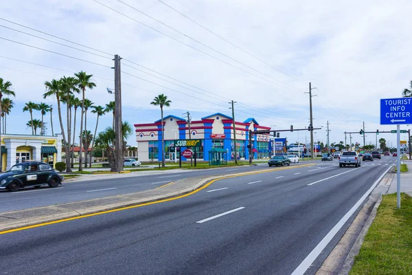 Cocoa beach, Florida, USA - 29 aprile 2018: La strada centrale con negozi, ristoranti e hotel — Foto Stock