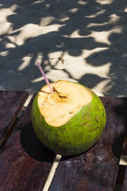 Saman içme ile yeşil Hindistan cevizi