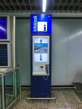 Frankfurt, Almanya - 28 Nisan 2018: Havaalanı Duvar ile inforkiosk, Frankfurt, Almanya