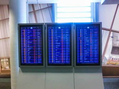 Frankfurt, Almanya - 28 Nisan 2018: Havaalanı duvar bilgi panosu ile