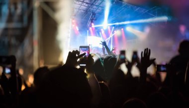 Ellerini yükselterek ve büyük festival parti ya da konser zevk kalabalık.