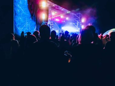 Ellerini yükselterek ve büyük festival parti ya da konser zevk kalabalık.