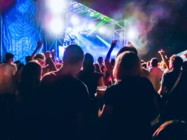 Ellerini yükselterek ve büyük festival parti ya da konser zevk kalabalık.