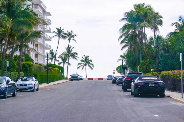 West Palm Beach, Florida -7 mai 2018: die straße mit autos am palmenstrand, florida, vereinigte staaten — Stockfoto