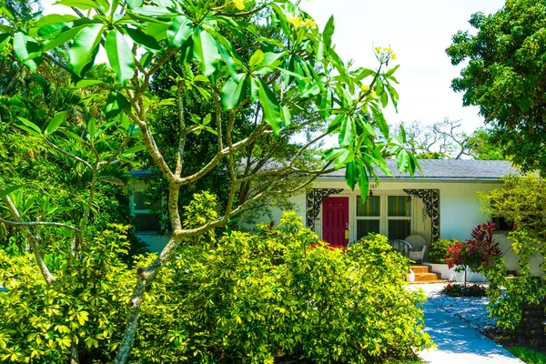 Neapel, Usa - 8 maj 2018: Vackra hus på stranden i Naples, Florida Usa — Stockfoto