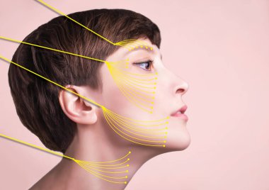 Temiz tenli genç bir kadın.