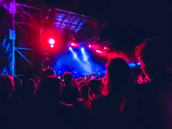 Menigte verhogen hun handen en genieten van groot festival feest of concert. — Stockfoto