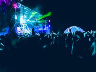 Ellerini yükselterek ve büyük festival parti ya da konser zevk kalabalık.