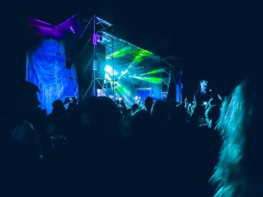 Ellerini yükselterek ve büyük festival parti ya da konser zevk kalabalık.