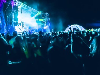 Ellerini yükselterek ve büyük festival parti ya da konser zevk kalabalık.