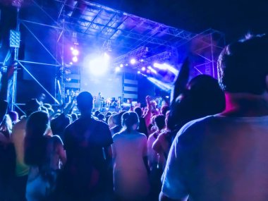 Ellerini yükselterek ve büyük festival parti ya da konser zevk kalabalık.