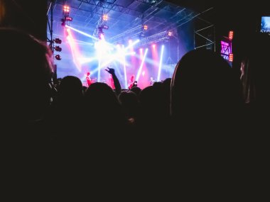 Ellerini yükselterek ve büyük festival parti ya da konser zevk kalabalık.