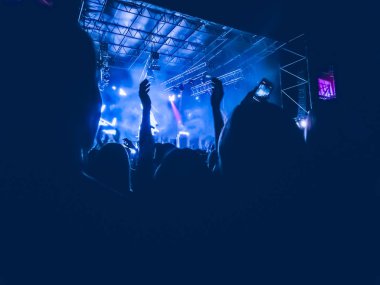 Ellerini yükselterek ve büyük festival parti ya da konser zevk kalabalık.