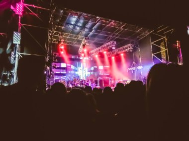 Ellerini yükselterek ve büyük festival parti ya da konser zevk kalabalık.