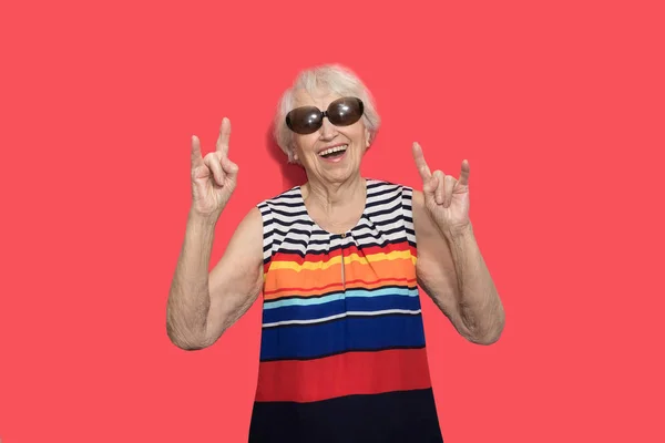 Äldre dam att göra rock på tecken — Stockfoto