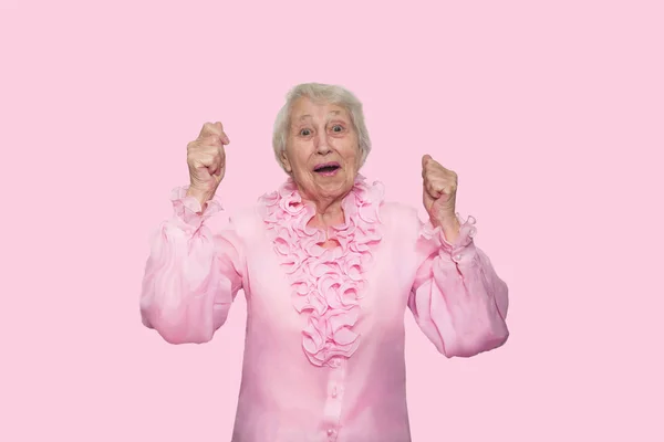 Porträtt av en förvånad senior kvinna över rosa bakgrund — Stockfoto