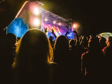 Ellerini yükselterek ve büyük festival parti ya da konser zevk kalabalık.