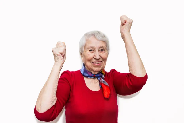 Портрет зрелой женщины, делающей жест победителя — стоковое фото