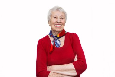 Yüzünde şaşkın bir ifade olan yaşlı kadın.