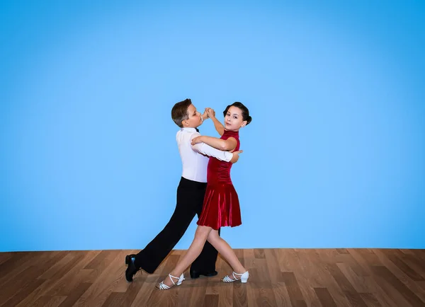 El chico y la chica posando en el estudio de baile —  Fotos de Stock