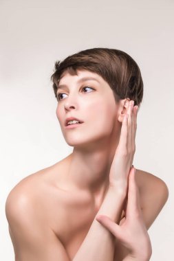 Güzel kadın yüzünü kapat. Genç model beyaz üzerine stüdyoda portresi