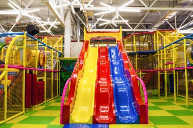 Kiev, Ukrayna - 8 Aralık 2018: Çocuk eğlence merkezinde Guliveria, Alışveriş Merkezi, Kiev, Ukrayna 8 Aralık 2018 üzerinde Gulliver. Bir slayt ve renkli topları ile oyun odası