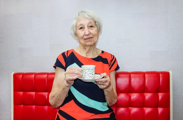 Café de volta. Feliz mulher madura vigorosa rindo enquanto sentado e bebendo café — Fotografia de Stock