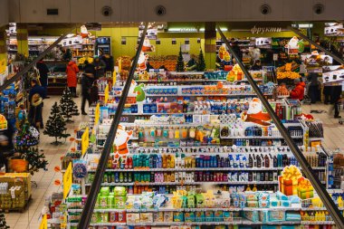 Kiev, Ukrayna - 8 Aralık 2018: Süpermarket Varus Ukrayna, manzaraya yukarıdan.