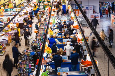 Kiev, Ukrayna - 8 Aralık 2018: Süpermarket Varus Ukrayna, manzaraya yukarıdan.