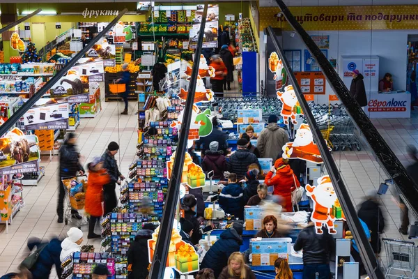 Kiev, Ukrayna - 8 Aralık 2018: Süpermarket Varus Ukrayna, manzaraya yukarıdan.