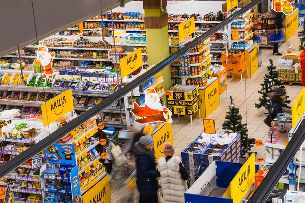 Kiev, Ucrânia - 8 de dezembro de 2018: Vista de cima no supermercado Varus na Ucrânia . — Fotografia de Stock