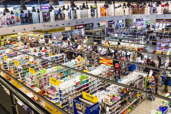 Киев, Украина - 8 декабря 2018 г.: вид сверху в супермаркете "Варус" на Украине
.