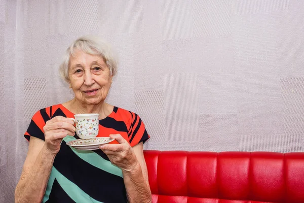 Café de vuelta. Feliz mujer madura vigorosa riendo mientras se sienta y bebe café — Foto de Stock