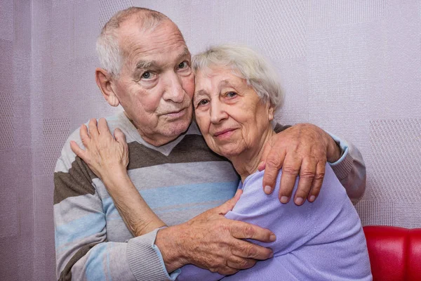 Heureux affectueux mature vieil homme et femme embrassant regarder caméra — Photo