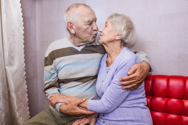 Счастливые любящие взрослые мужчина и женщина обнимают — стоковое фото