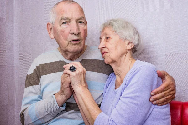 Glad tillgiven mogen gammal man och kvinna som omfamnar tittar kameran — Stockfoto
