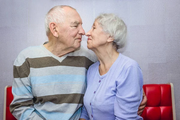 Heureux affectueux mature vieil homme et femme embrassant — Photo