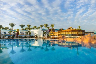 Sharm El Sheikh, Mısır - 05 Ocak 2019: Tropikal lüks Sultan bahçeleri Resort Red Sea Beach.