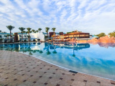 Sharm El Sheikh, Mısır - 05 Ocak 2019: Tropikal lüks Sultan bahçeleri Resort Red Sea Beach.