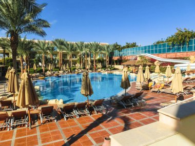 Sharm El Sheikh, Mısır - 31 Aralık 2018: Tropikal lüks Xperience Sea Breeze Resort Red Sea Beach.