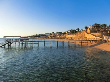 Gün batımında şemsiye ile Kızıldeniz plaj