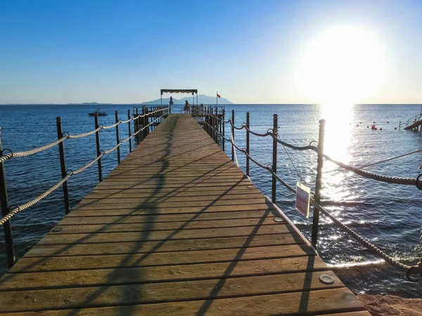 Playa del mar Rojo con sombrillas al atardecer — Foto de Stock