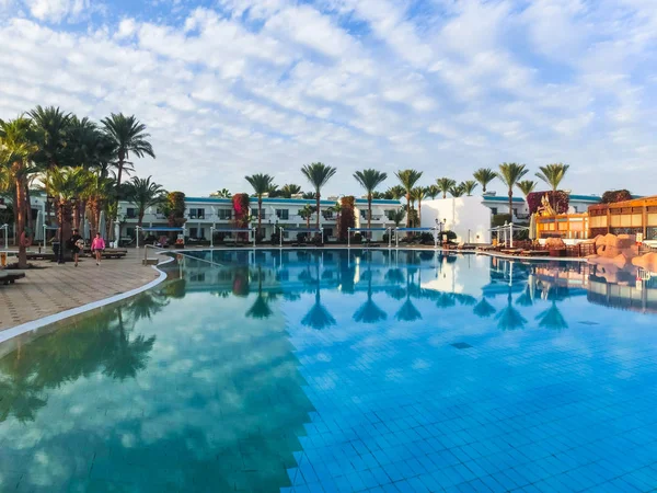 Шарм-эль-Шейх, Египет - 5 января 2019 года: Tropical luxury Sultan Gardens Resort on Red Sea beach . — стоковое фото