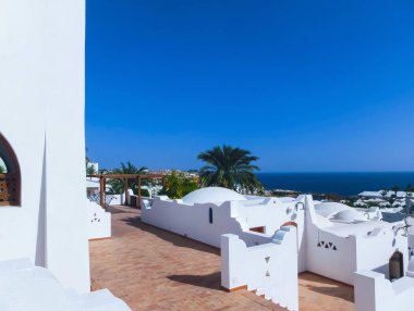 Güneşli bir gün kumsalda Kızıldeniz