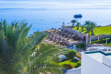 Güneşli bir gün kumsalda Kızıldeniz