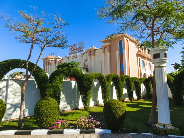 Sharm El Sheikh, Egipto - 31 de diciembre de 2018: La entrada principal al lujoso hotel Xperience Sea Breeze Resort — Foto de Stock